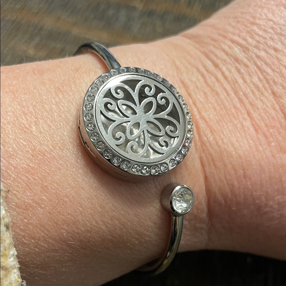 Adjustable Flower in Spring Essential Oil Diffuser Bracelet